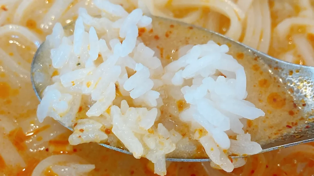 トムヤムスープにご飯を浸す