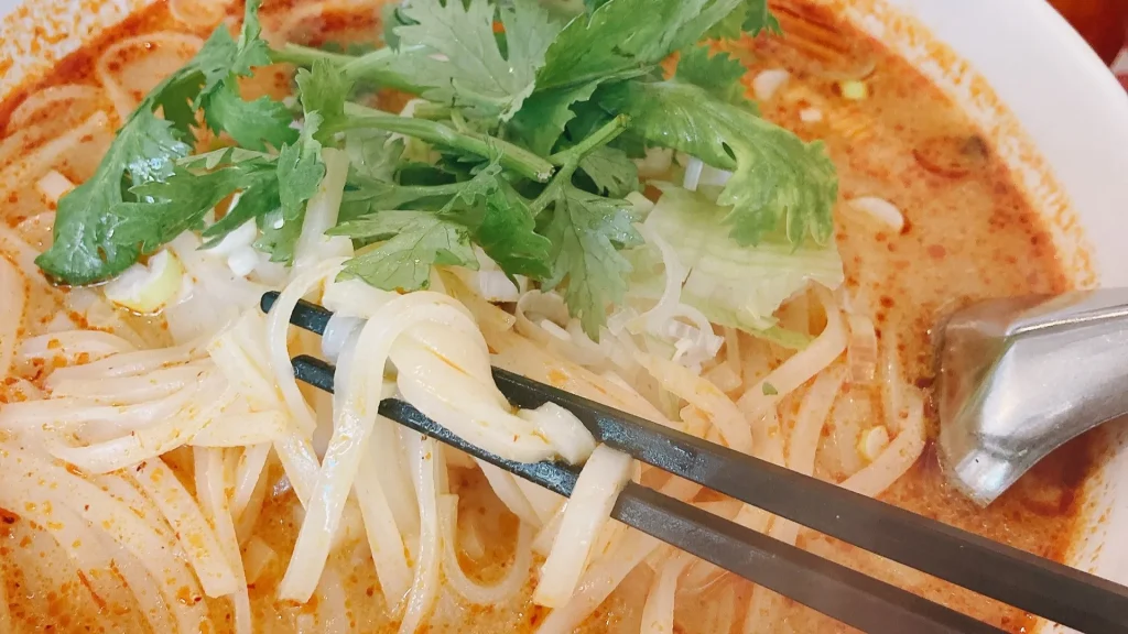 サバイチャイのトムヤムラーメンはセンレック