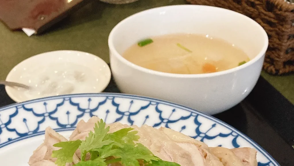 タイランドのカオマンガイのスープ