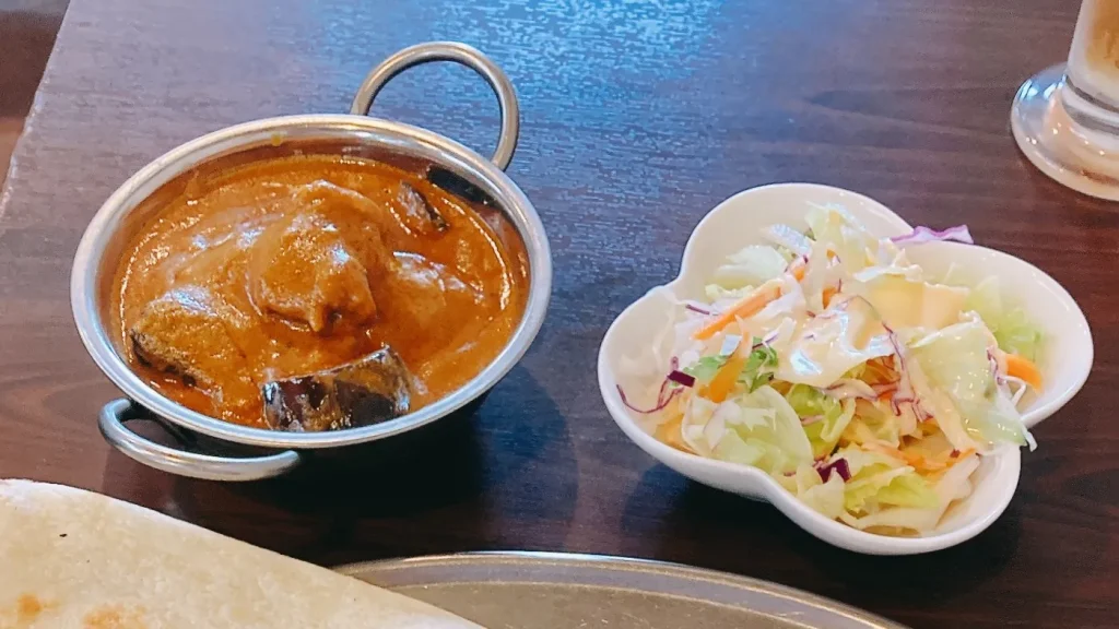 バーラティ錦糸町のカレーとサラダ