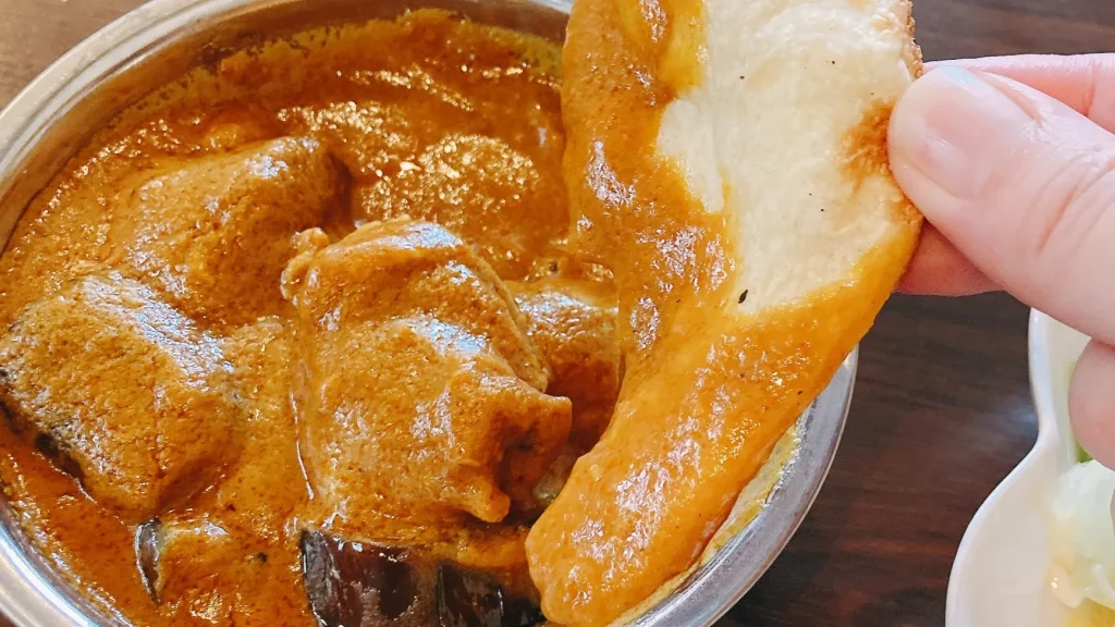 バーラティ錦糸町のカレーのナンをつけたところ