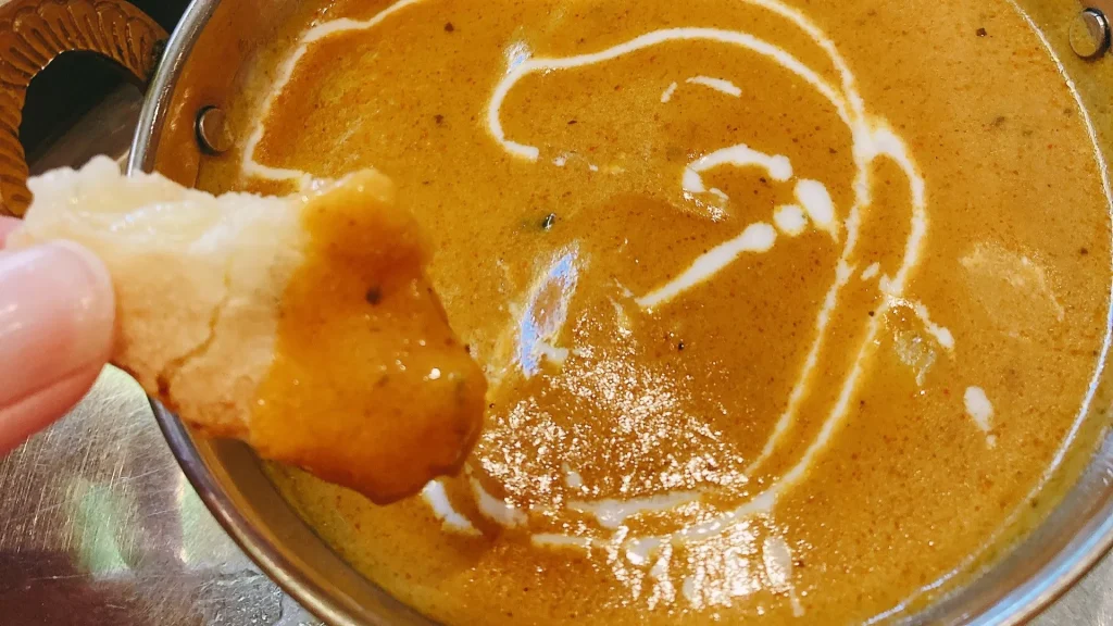 トゥラシのナンをカレーにつけたところ