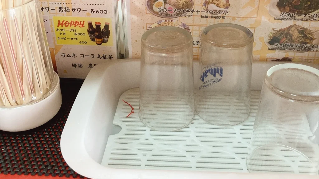 菜来軒のお水はセルフで