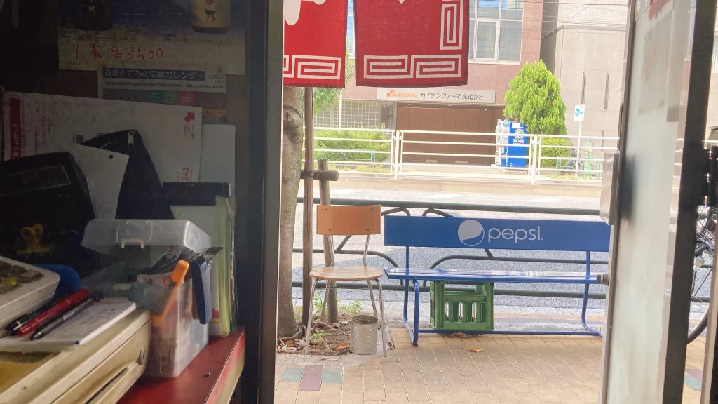 菜来軒の外のイス