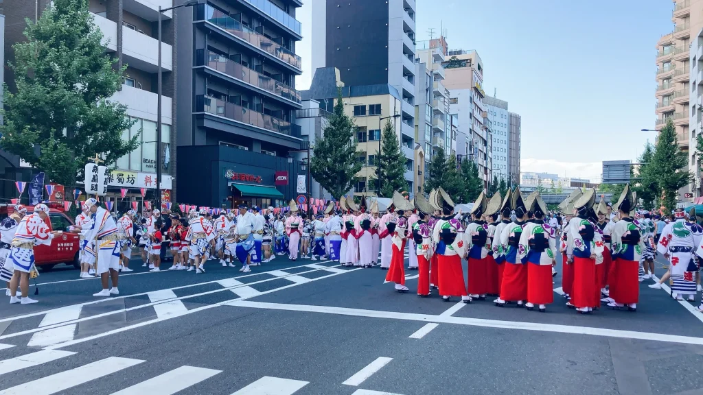 高円寺阿波踊り連の出演者たち