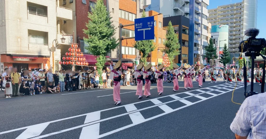 高円寺阿波踊り連の阿波踊り遠目