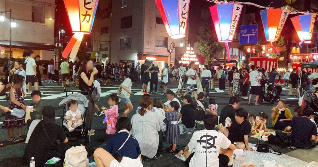 両国町会夏祭りの道路脇
