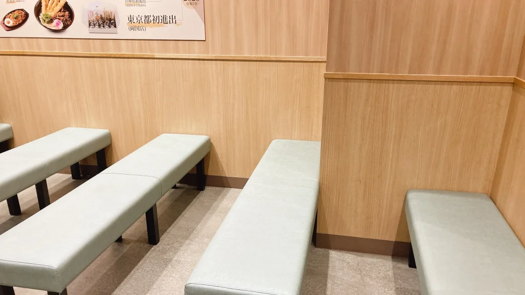 資さんうどんの待合席