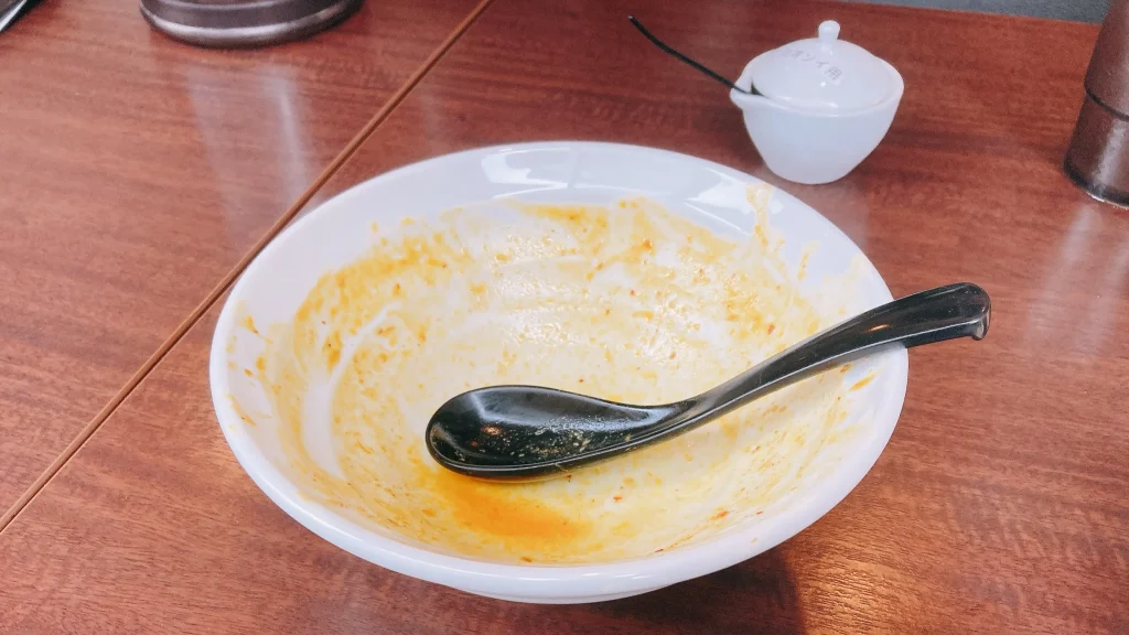 ソイアーリータイ料理のカオソイの空食器