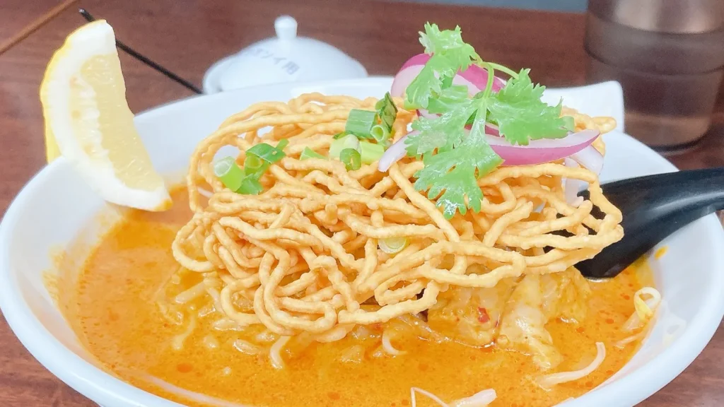 ソイアーリータイ料理のカオソイの揚げ麺
