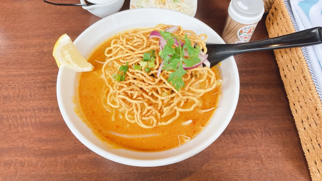 ソイアーリータイ料理のカオソイ実物