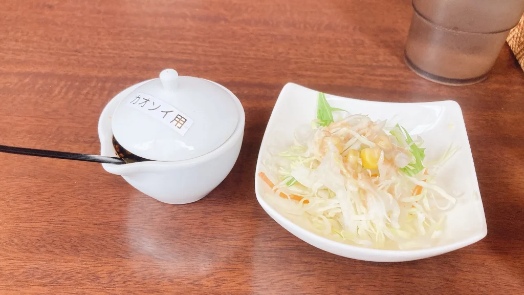 ソイアーリータイ料理のカオソイのセットサラダ
