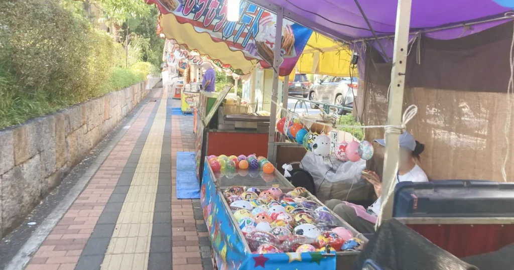 慰霊堂前の屋台