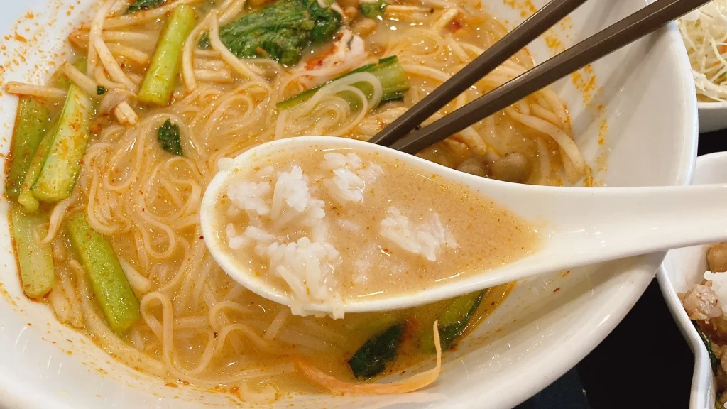 ペンタイのトムヤムスープにご飯を沈める
