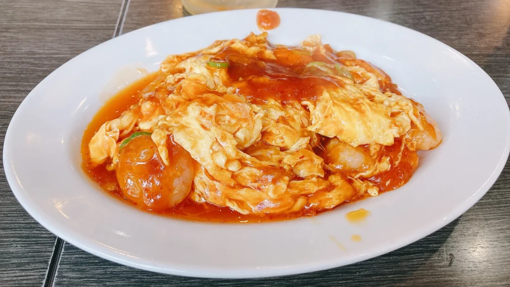 谷記のお疲れ様セットの料理エビと玉子のチリソース