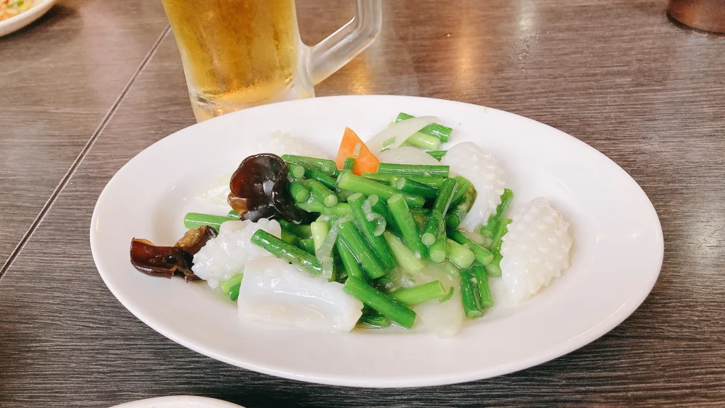 谷記のお疲れ様セットのイカとニンニクの芽の炒め物