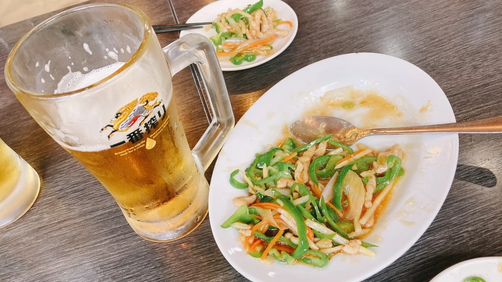 谷記のお疲れ様セットの料理のチンジャオロース