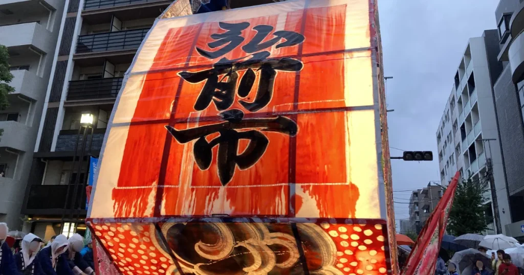 北斎通りのねぷたの側面