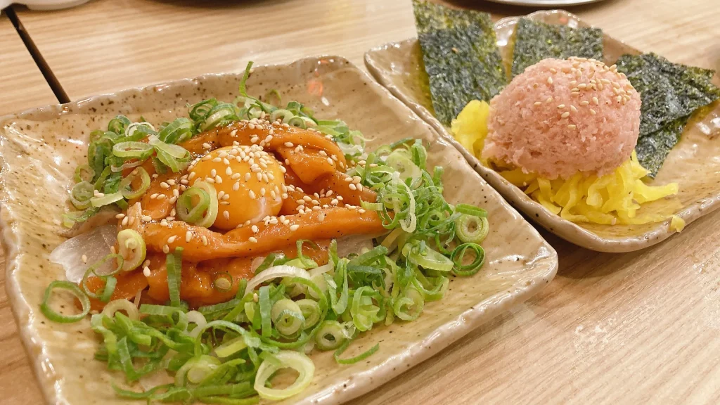 餃子のかっちゃんサーモンユッケとトロたく