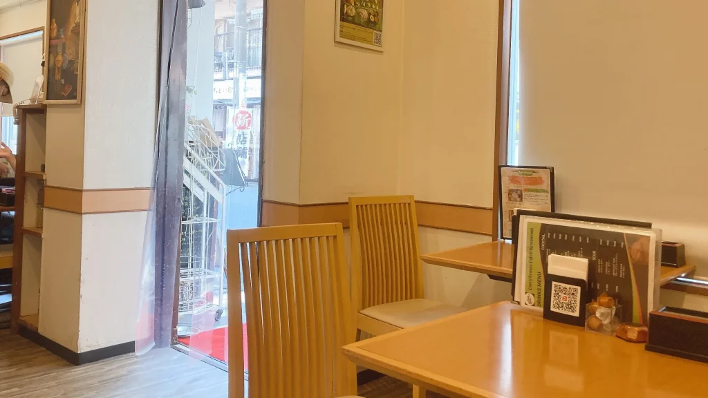 カレーリーブスの店内
