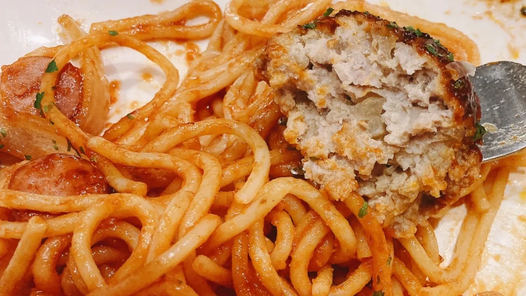 準喫茶ハーフタイムの半バーグちょいのせナポリタンのハンバーグ