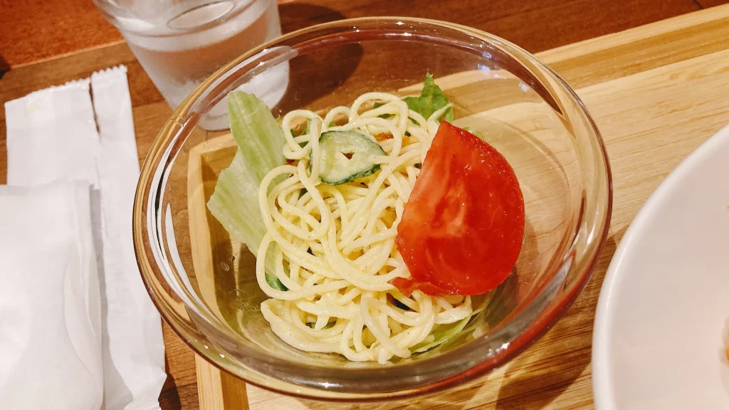 セットのミニサラダ