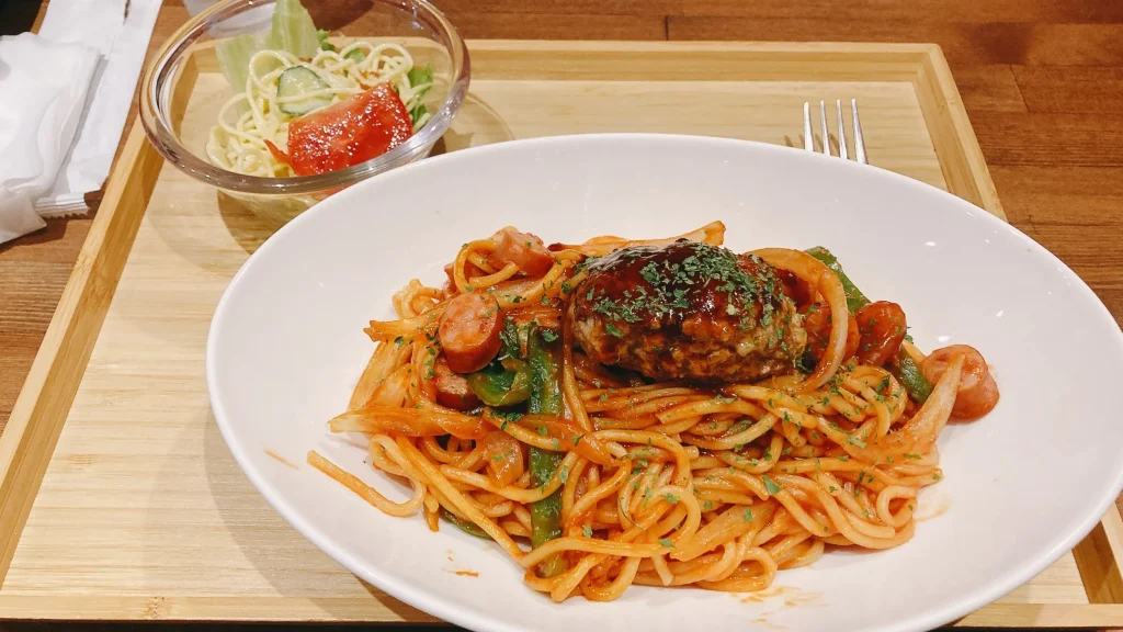 準喫茶ハーフタイムの半バーグしょいのせナポリタン