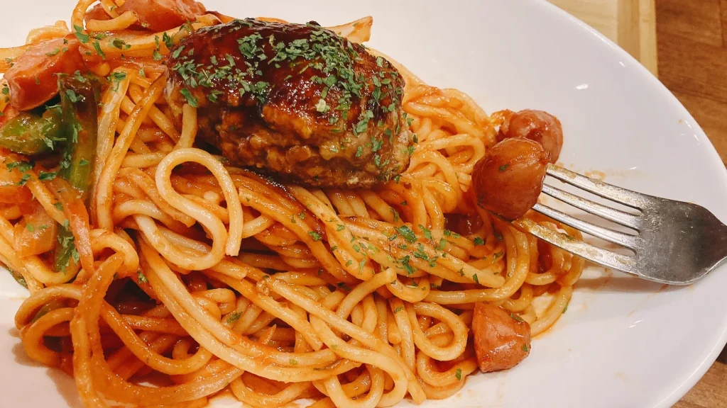 準喫茶ハーフタイムの半バーグちょいのせナポリタンのウインナー