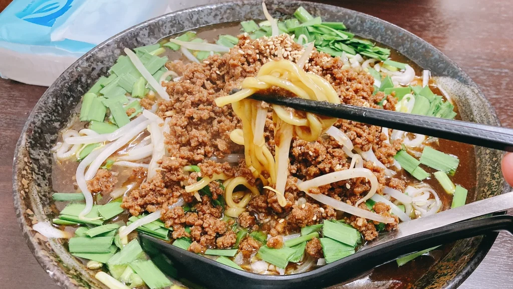 味味のミソニラ辛みとろみ麺の中太麺