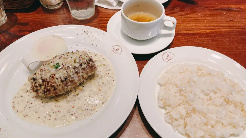 チャミのハンバーグとライスとスープ