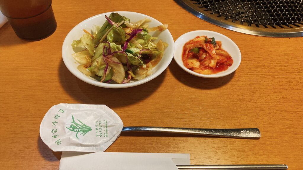 第一韓国館のサラダとキムチ