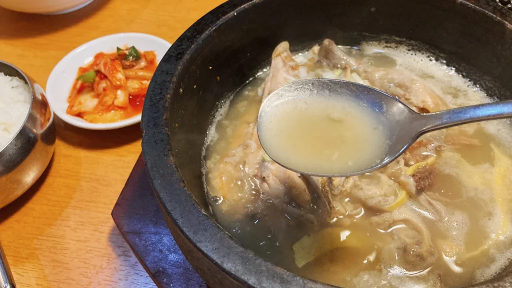 第一韓国館のランチ参鶏湯のスープ