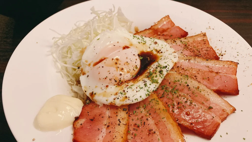 錦糸町スモークベースの燻製ベーコンエッグ丼