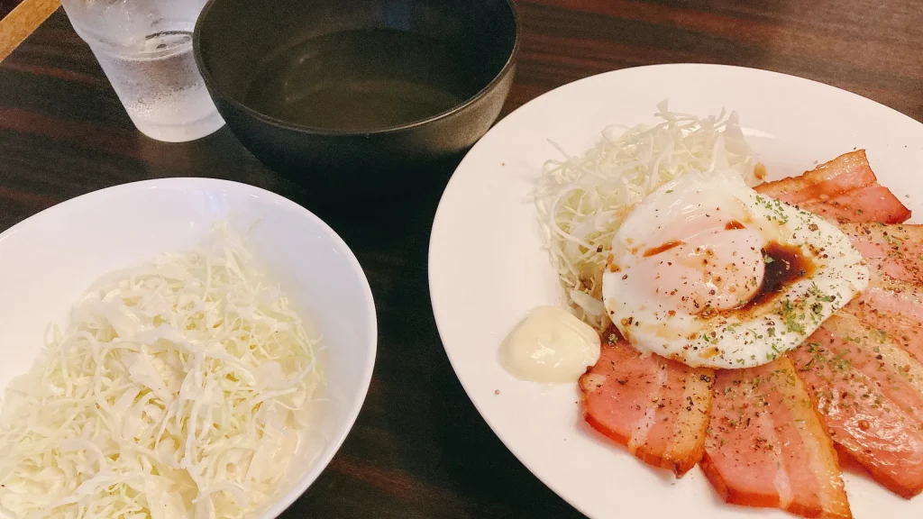 錦糸町スモークベースの燻製ベーコンエッグ丼のセット